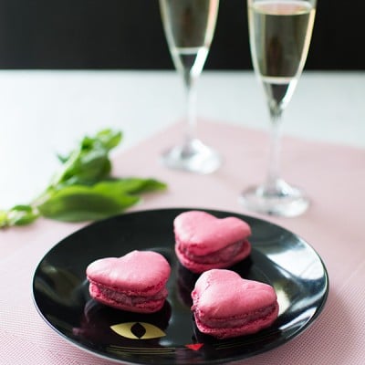 Recette de Saint-Valentin : Macarons salés chèvre betterave avec la feuille Mastrad pour les macarons en forme de coeur !