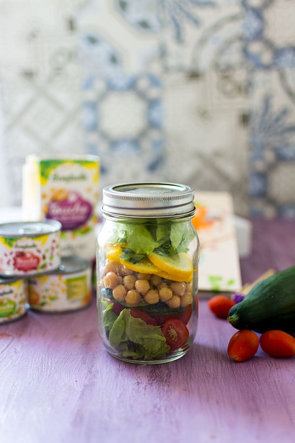 Recette de Salade de légumes en bocal, Salad in a jar, la tendance de la salade à emporter ! Une recette 100% veggie et vegan !