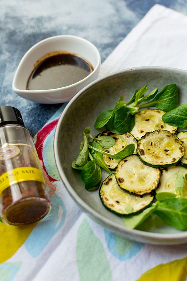 Recette de courgettes grillées, sauce mijotée au saté