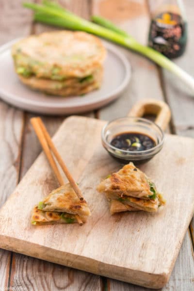 Recette de Scallions Pancakes, ou crêpes chinoises aux oignons. Recette facile de crêpes chinoises presque feuilletées ! Un délice avec de la sauce soja.