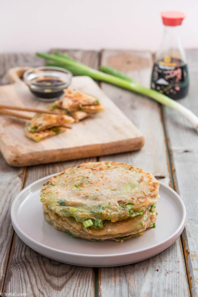 Recette de Scallions Pancakes, ou crêpes chinoises aux oignons. Recette facile de crêpes chinoises presque feuilletées ! Un délice avec de la sauce soja.