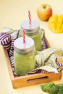 Recette de Smoothie vert aux bimis, épinards, mangue, pommes et gingembre