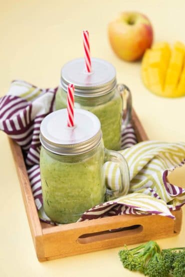 Recette de Smoothie vert aux bimis, épinards, mangue, pommes et gingembre