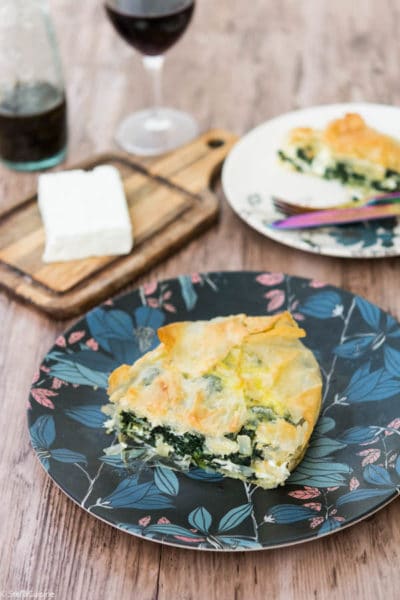 Recette de Spanakopita, tourte grecque végétarienne épinards feta. Une recette facile de Juan Arbelaez.