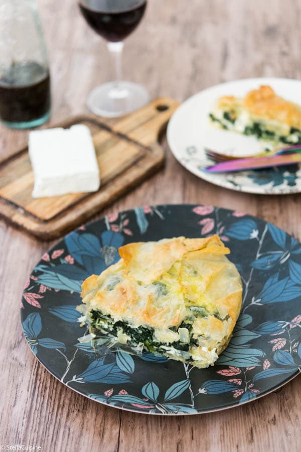 Recette de Spanakopita, tourte grecque végétarienne épinards feta. Une recette facile de Juan Arbelaez.