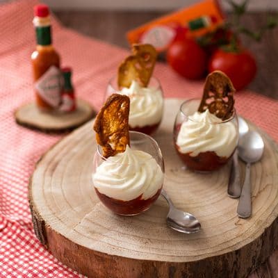 Recette de Verrines de compotée de tomates au Tabasco® rouge, fruits rouges, chantilly au fromage