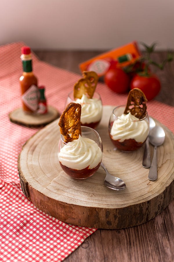 Recette de Verrines de compotée de tomates au Tabasco® rouge, fruits rouges, chantilly au fromage