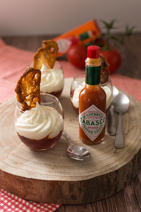 Recette de Verrines de compotée de tomates au Tabasco® rouge, fruits rouges, chantilly au fromage