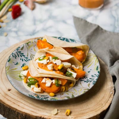 Recette de tacos végétarien à la patate douce, sauce salsa à l'amande, issue de "The Chef Show" sur Netflix, par le chef Wes Avila du restaurant Guerilla Tacos