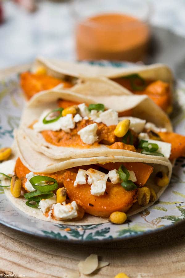 Recette de tacos végétarien à la patate douce, sauce salsa à l'amande, issue de "The Chef Show" sur Netflix, par le chef Wes Avila du restaurant Guerilla Tacos