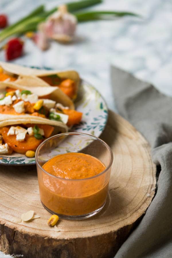 Recette de tacos végétarien à la patate douce, sauce salsa à l'amande, issue de "The Chef Show" sur Netflix, par le chef Wes Avila du restaurant Guerilla Tacos