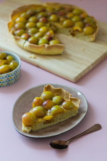 Recette de Tarte amandine aux mirabelles, une recette de saison avec une compotée de mirabelles, des mirabelles crues, une crème d'amandes aux mirabelles.