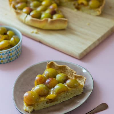 Recette de Tarte amandine aux mirabelles, une recette de saison avec une compotée de mirabelles, des mirabelles crues, une crème d'amandes aux mirabelles.