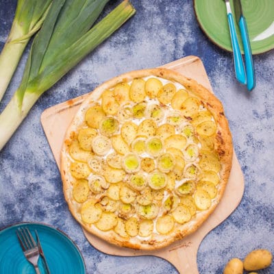 Recette de Tarte fine aux poireaux, pommes de terre et miel