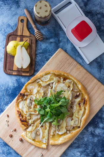 Recette de Tarte fine poires, camembert, miel