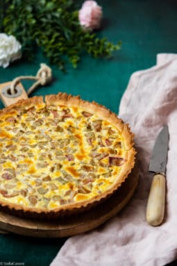 Recette de tarte à la rhubarbe et de pâte sucrée facile. La recette de ma sœur avec un appareil à flan comme les tartes alsaciennes !