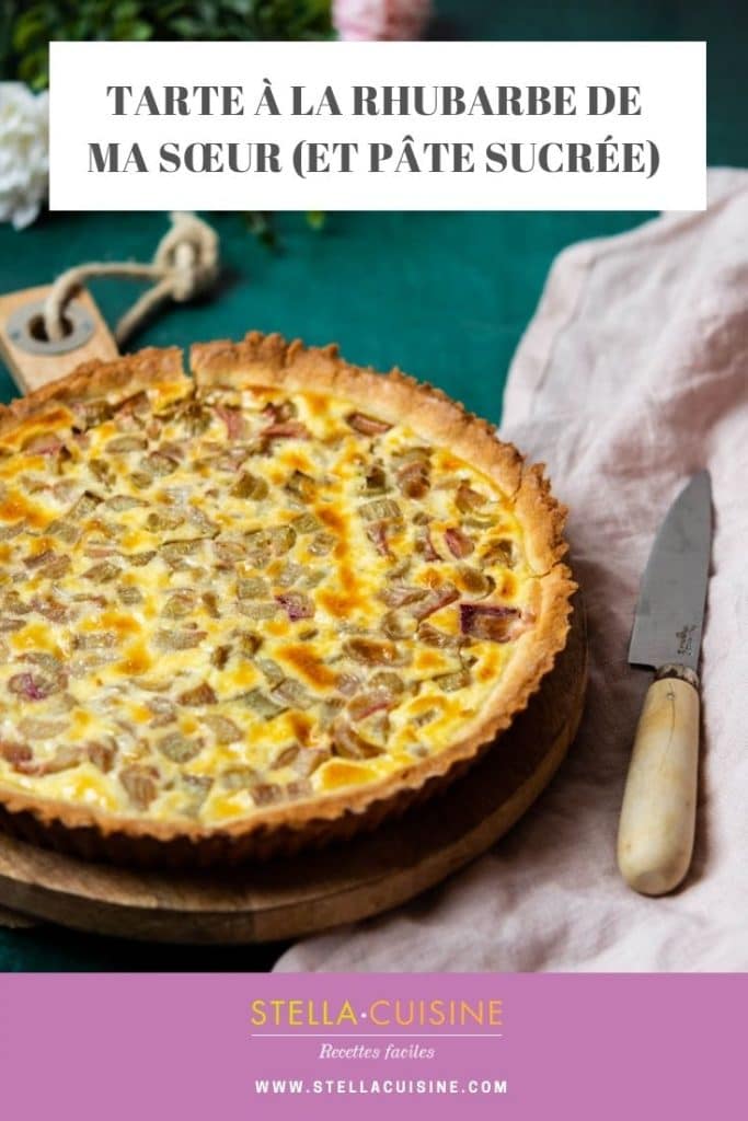 Recette de tarte à la rhubarbe et de pâte sucrée facile. La recette de ma sœur avec un appareil à flan comme les tartes alsaciennes !