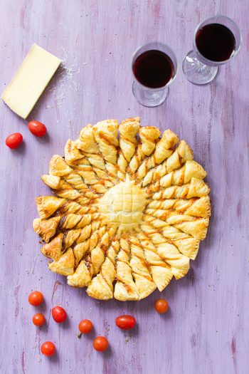 Recette de Tarte soleil tomate et fromage (feuilletés apéritifs), recette facile de tarte soleil pour un apéritif qui en jette !