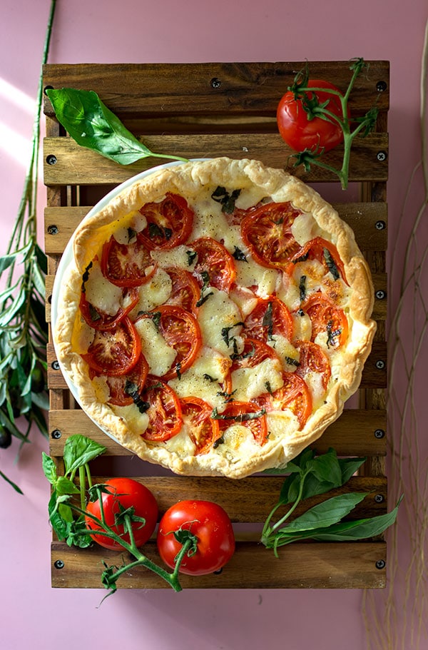 Recette de Tarte tomates, mozzarella, basilic, recette facile et rapide pour l'apéritif ou une entrée gourmande. Idéal accompagné d'une salade.