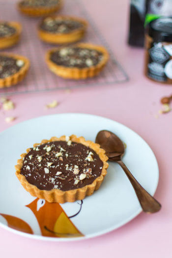 Recette de Tartelettes praliné et chocolat, recette facile de pate sucrée, recette de tarte chocolat et praliné. Gourmandise idéale pour le dessert.