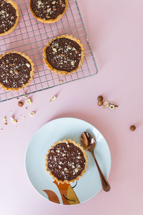 Recette de Tartelettes praliné et chocolat, recette facile de pate sucrée, recette de tarte chocolat et praliné. Gourmandise idéale pour le dessert.