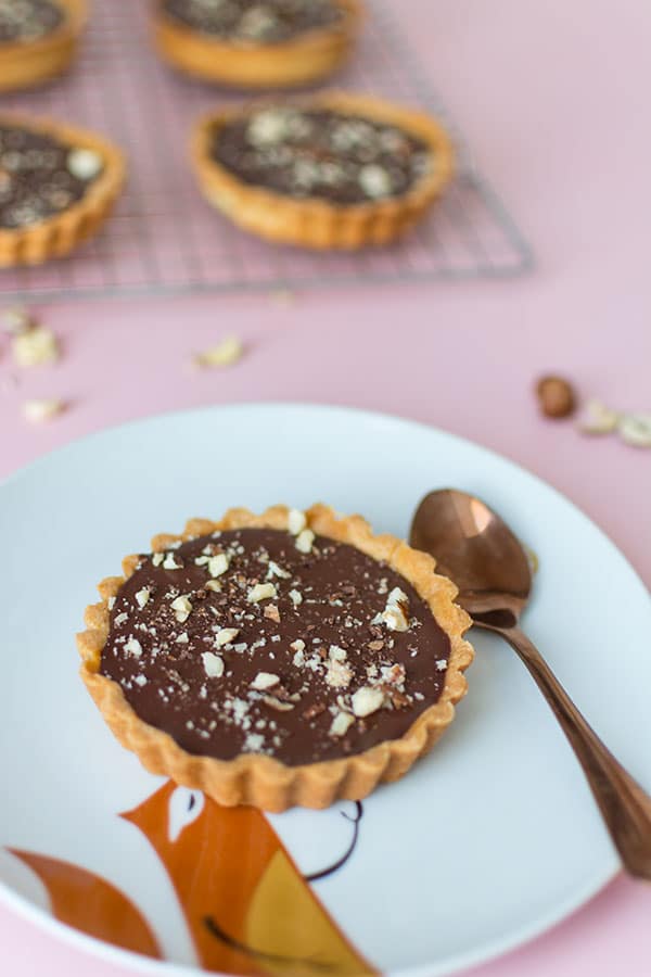 Recette de Tartelettes praliné et chocolat, recette facile de pate sucrée, recette de tarte chocolat et praliné. Gourmandise idéale pour le dessert.