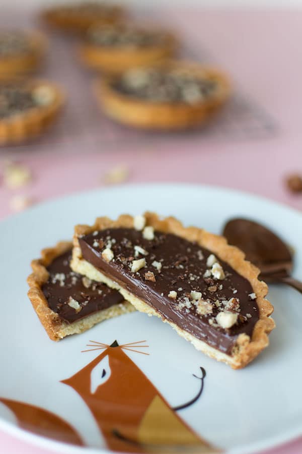 Recette de Tartelettes praliné et chocolat, recette facile de pate sucrée, recette de tarte chocolat et praliné. Gourmandise idéale pour le dessert.