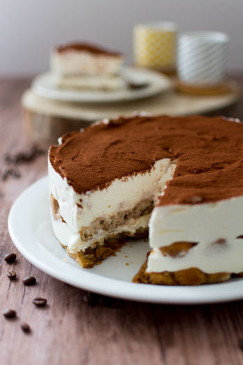 Recette de tiramisu presque parfait, facile et rapide qui se découpe facilement ! Un tiramisu inratable c'est possible avec cette recette express !