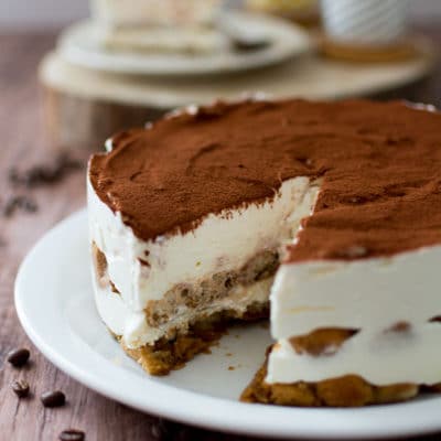 Recette de tiramisu presque parfait, facile et rapide qui se découpe facilement ! Un tiramisu inratable c'est possible avec cette recette express !