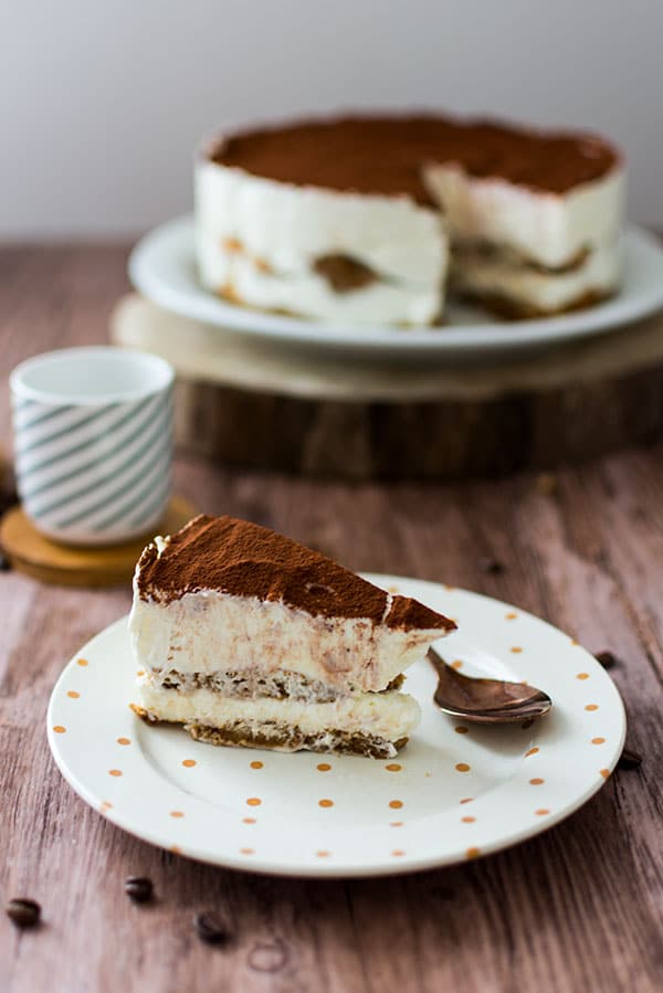 Recette de tiramisu presque parfait, facile et rapide qui se découpe facilement ! Un tiramisu inratable c'est possible avec cette recette express !