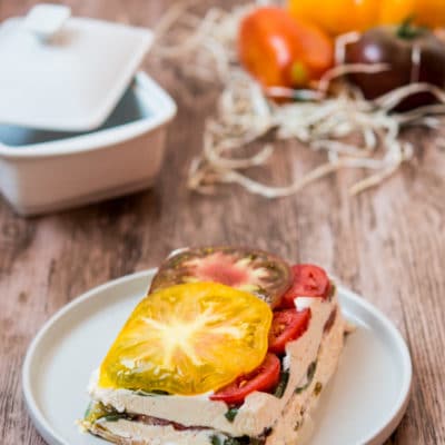 Recette de Terrine de Tomates de Marmande, chèvre et basilic. Recette facile avec une tomate de pleine saison ! La tomate de marmande.