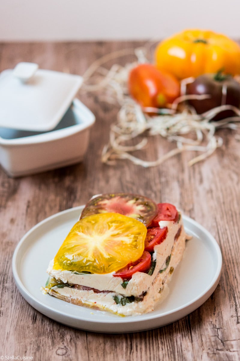 Recette de Terrine de Tomates de Marmande, chèvre et basilic. Recette facile avec une tomate de pleine saison ! La tomate de marmande.