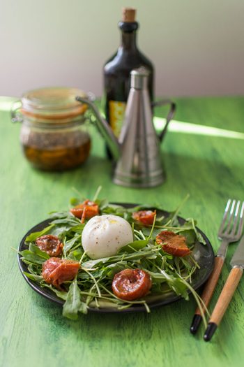 Recette de Salade de roquette, tomates séchées et Burrata (Ambrosi), recette de tomates mozzarella revisitée.