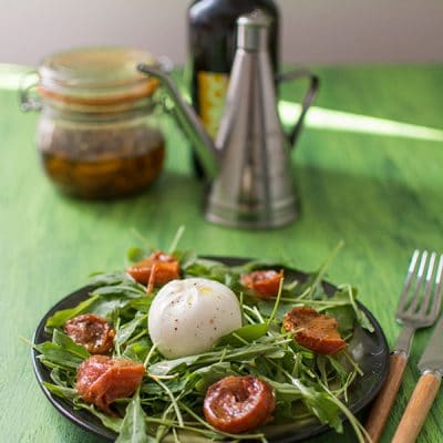 Recette de Salade de roquette, tomates séchées et Burrata (Ambrosi), recette de tomates mozzarella revisitée.