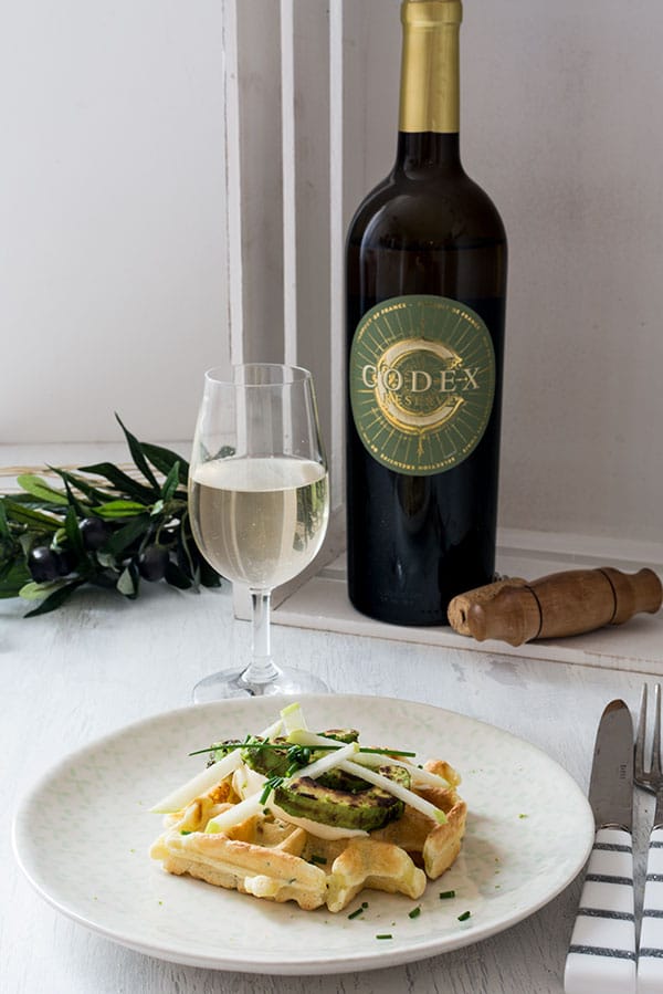 Recette de Gaufres de courgettes et avocat poêlé {Accords Mets-Vins avec Vicampo}. Vin blanc Codex Côtes de Gascogne 2017, vin rouge français Croix du Midi, Cabernet Merlot 2017. Vin rouge italien : Torrevento, Primitivo Il Conte 2016.