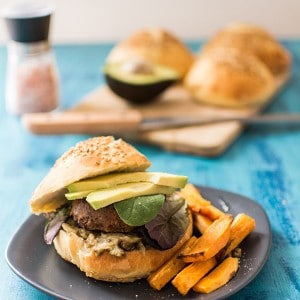 Recette de veggie burger à l'avocat, frites de patates douces