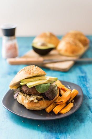 Recette de veggie burger à l'avocat, frites de patates douces