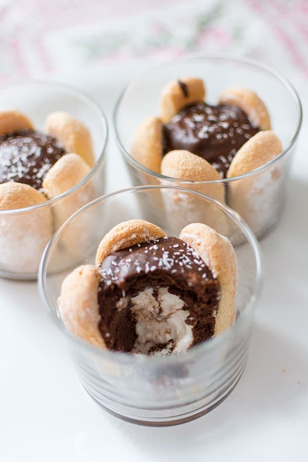 Recette de Verrines chocolat, cœur coco et biscuits cuillère {Concours avec Netto}. Recette de dessert facile et rapide avec mousse au chocolat façon Julie Andrieu.