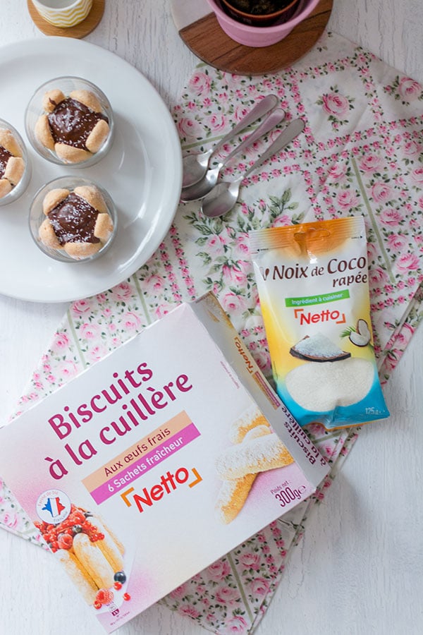 Recette de Verrines chocolat, cœur coco et biscuits cuillère {Concours avec Netto}. Recette de dessert facile et rapide avec mousse au chocolat façon Julie Andrieu.