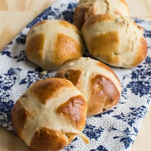 Recette de hot cross buns, brioche anglaise de Pâques