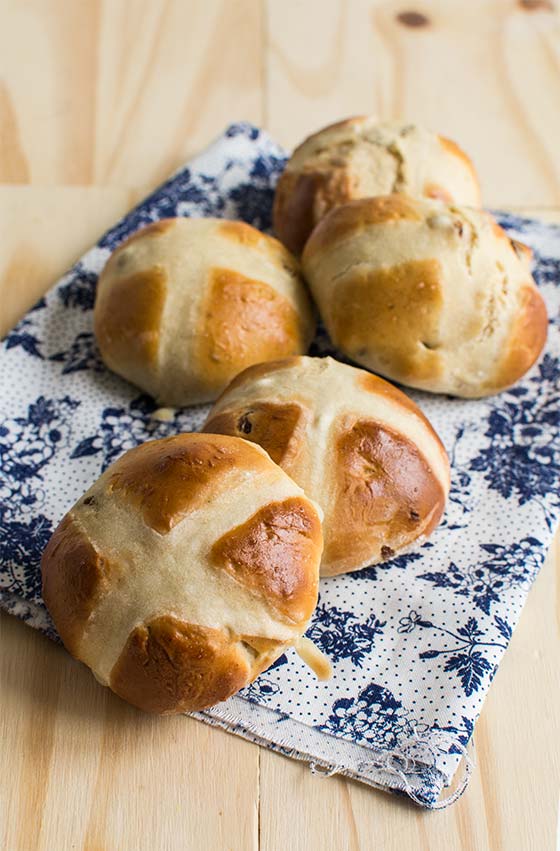 Recette de hot cross buns, brioche anglaise de Pâques