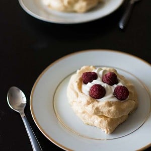 Recette de pavlova orange sanguine et framboises