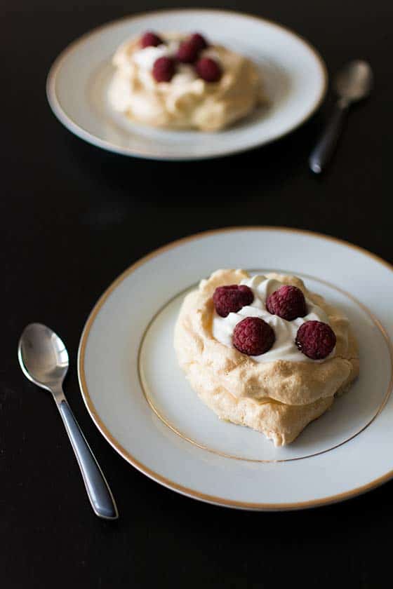 Recette de pavlova orange sanguine et framboises