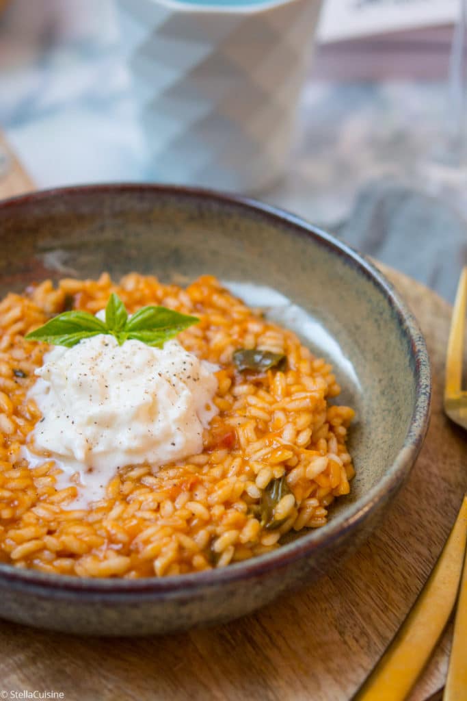 Recette de Risotto tomates, mozzarella de Simone Zanoni. Issue du livre "Le confinement d'un chef", la recette du risotto Bomba Atomica !