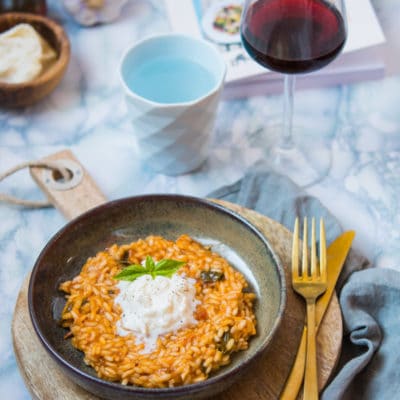 Recette de Risotto tomates, mozzarella de Simone Zanoni. Issue du livre "Le confinement d'un chef", la recette du risotto Bomba Atomica !