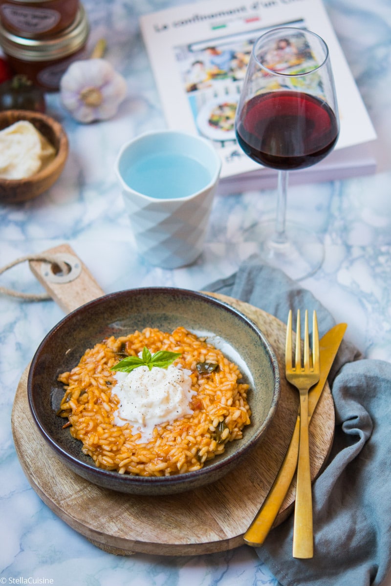 Recette de Risotto tomates, mozzarella de Simone Zanoni. Issue du livre "Le confinement d'un chef", la recette du risotto Bomba Atomica !